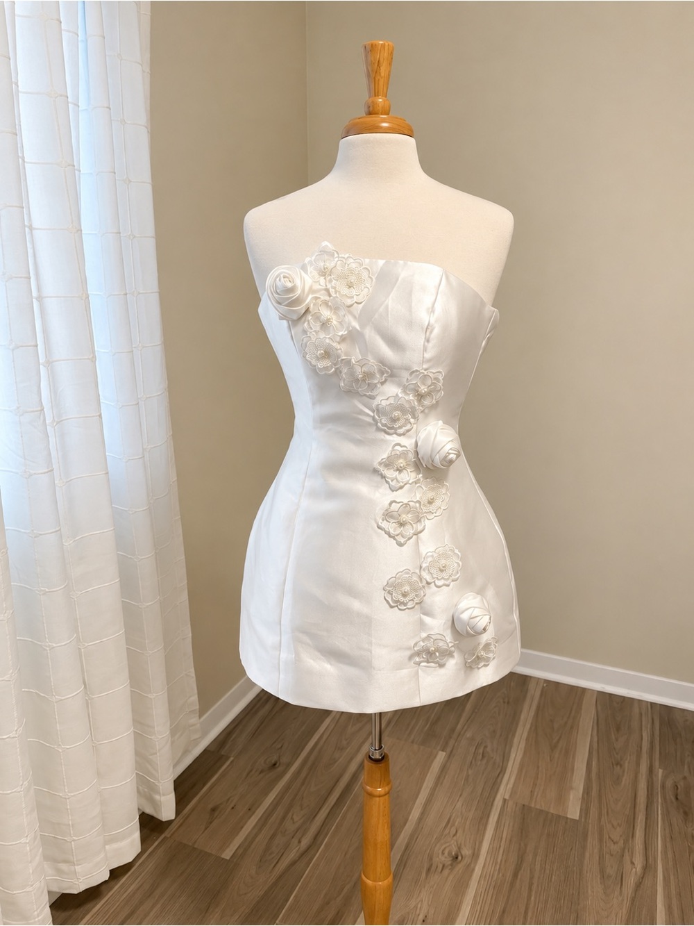 Elliatt Strapless Floral Appliqué Mini Dress